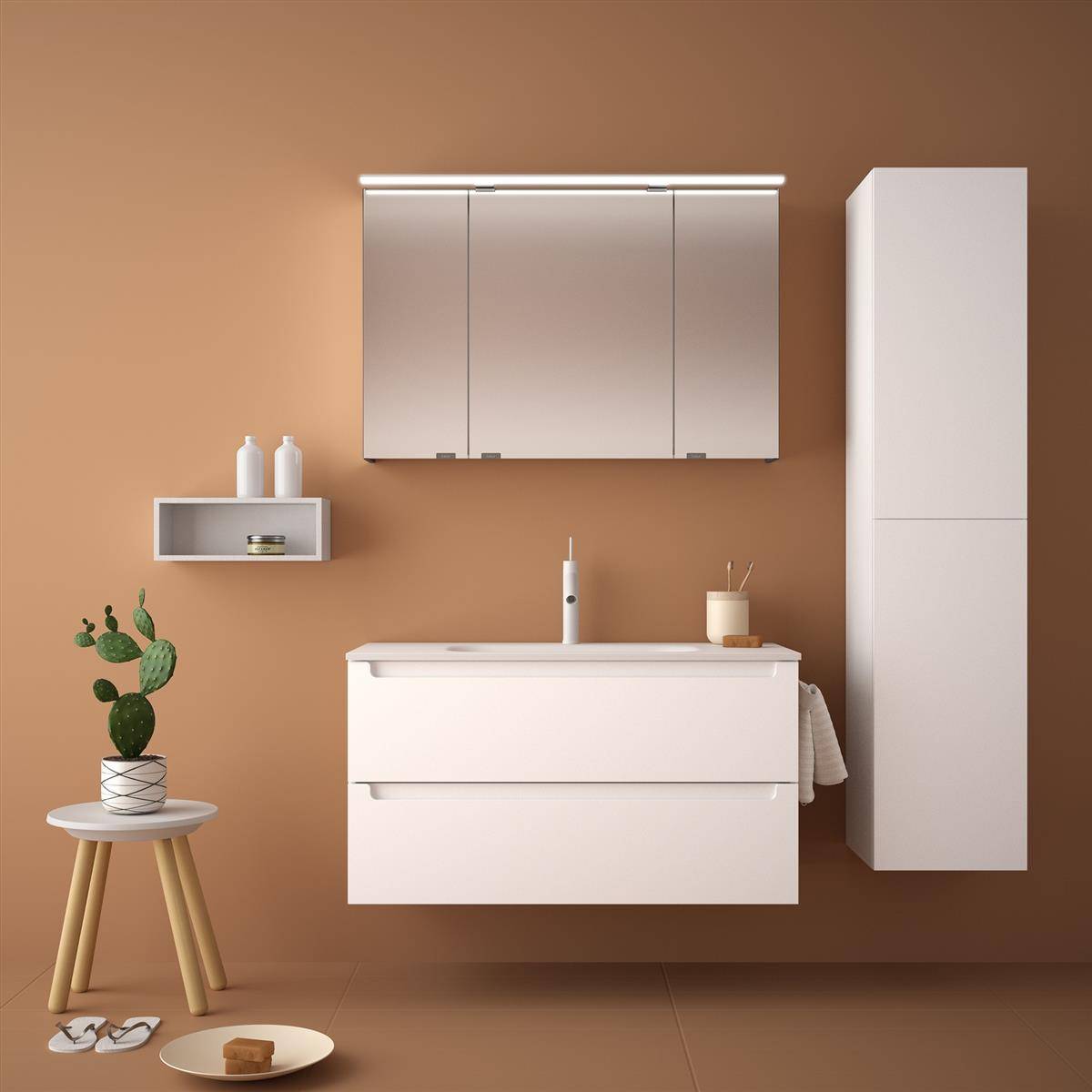 Minimalistisches modernes Badezimmer mit schwebendem weißem Waschtisch, Spiegelschrank, hohem Schrank, Wandregal, Topfkaktus und Hausschuhen auf braunem Hintergrund.