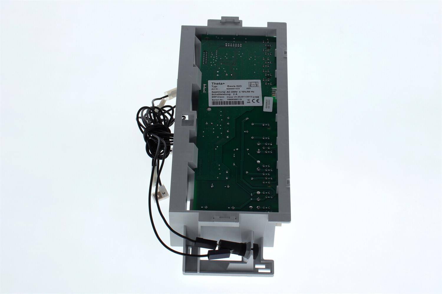 Rückansicht einer grünen Leiterplatte, die in einem grauen Kunststoff-Elektronikmodul mit angebrachten schwarzen Kabeln und Steckverbindern montiert ist.