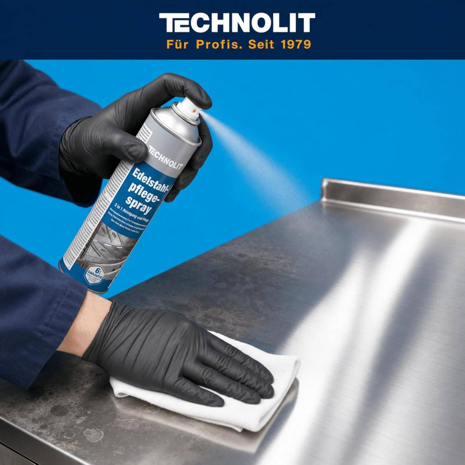 Behandschuhte Hand sprüht Technolit Edelstahlpflegespray während sie eine Metalloberfläche abwischt; Produktlogo und „Für Profis. Seit 1979
