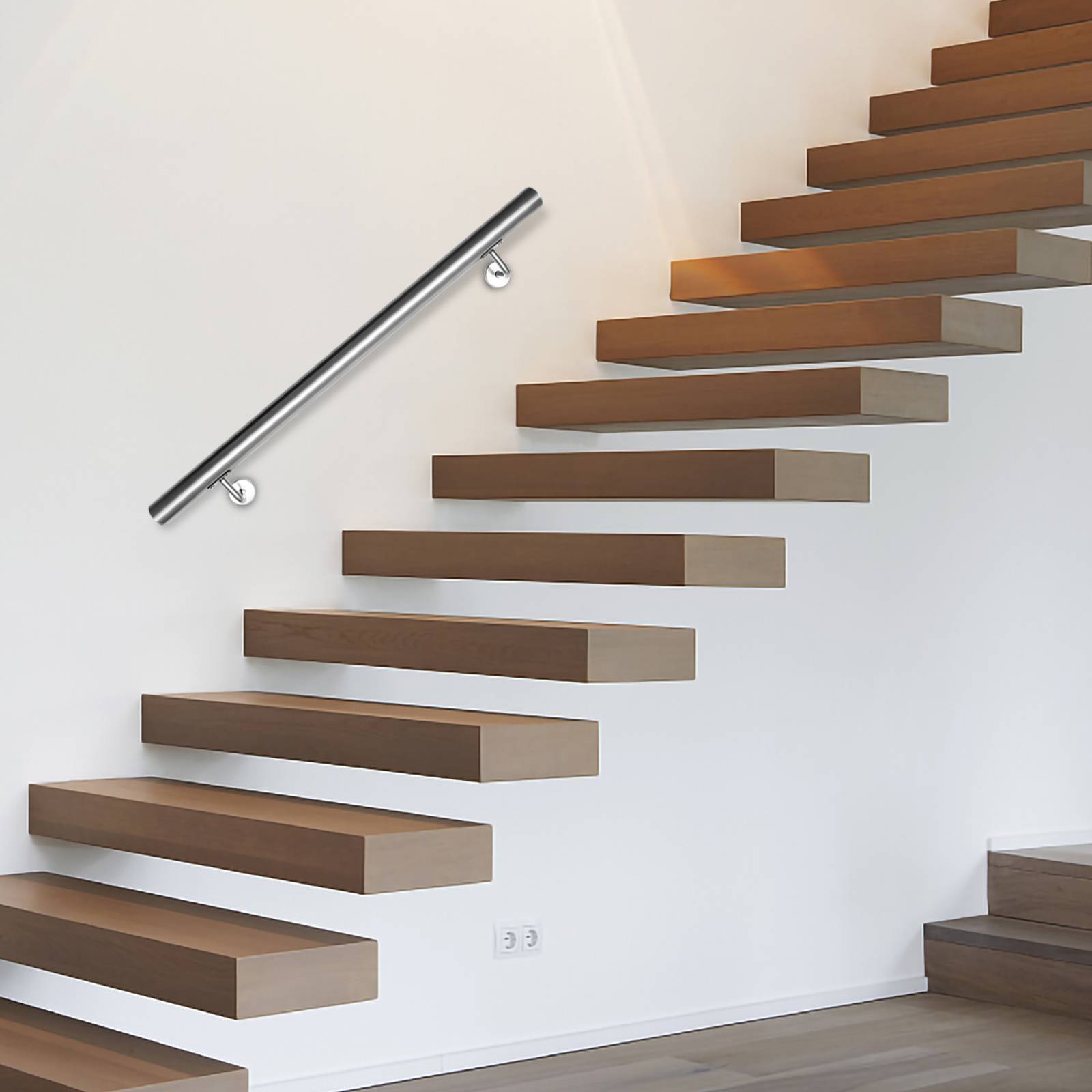 Schwebende Holztreppen mit einem Metallgeländer steigen entlang einer weißen Wand in einem minimalistischen Innenraum auf.