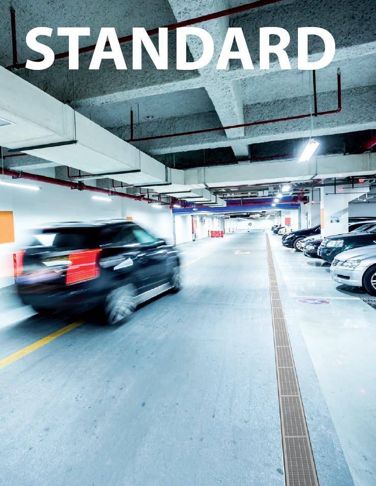Tiefgarage mit einem Auto, das durchfährt; großer Text oben liest sich 