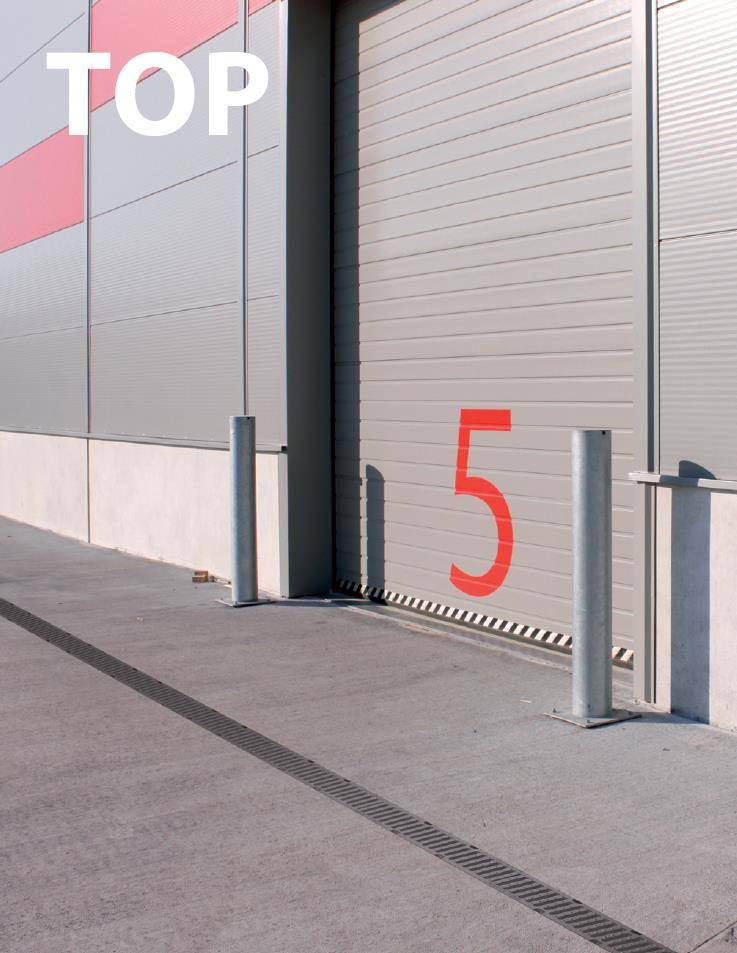 Industriegebäude-Außenansicht mit einem großen grauen Rolltor mit der Markierung „5