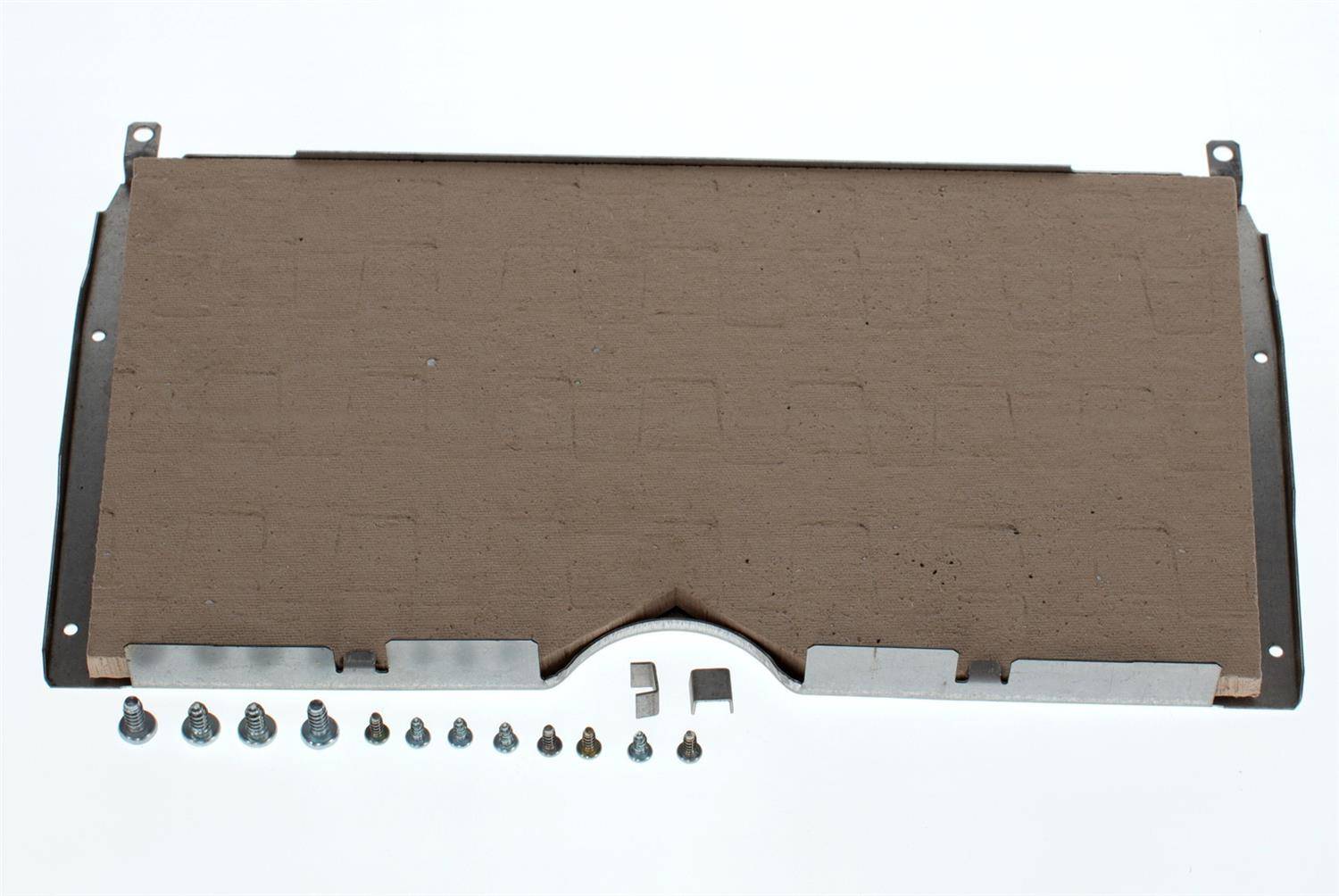 Braunes rechteckiges Metallpanel mit Befestigungslaschen, dargestellt mit einer Reihe kleiner Schrauben darunter auf weißem Hintergrund.
