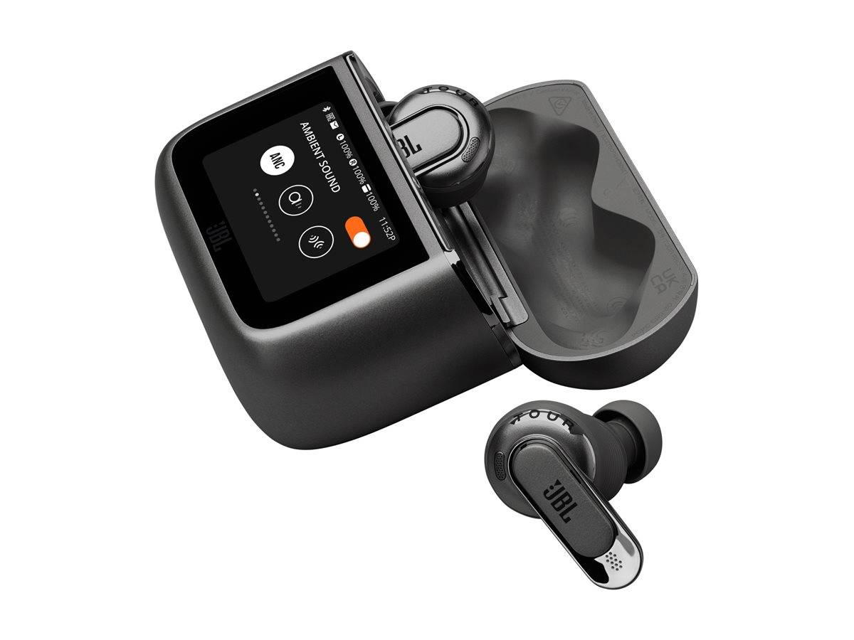Schwarze JBL-Wireless-Ohrhörer in einem offenen Ladeetui mit Touchscreen-Display, ein Ohrhörer außerhalb auf weißem Hintergrund.