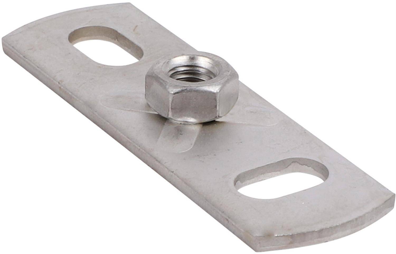 Metallmontageschelle mit zwei geschlitzten Bohrungen und einer zentralen Sechskantmutter auf weißem Hintergrund.