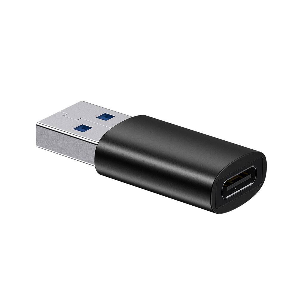 Ein schwarzer USB-Typ-C-auf-USB-Typ-A-Adapter auf weißem Hintergrund, der den USB-C-Anschluss auf der einen Seite und den USB-A-Stecker auf der anderen Seite zeigt.