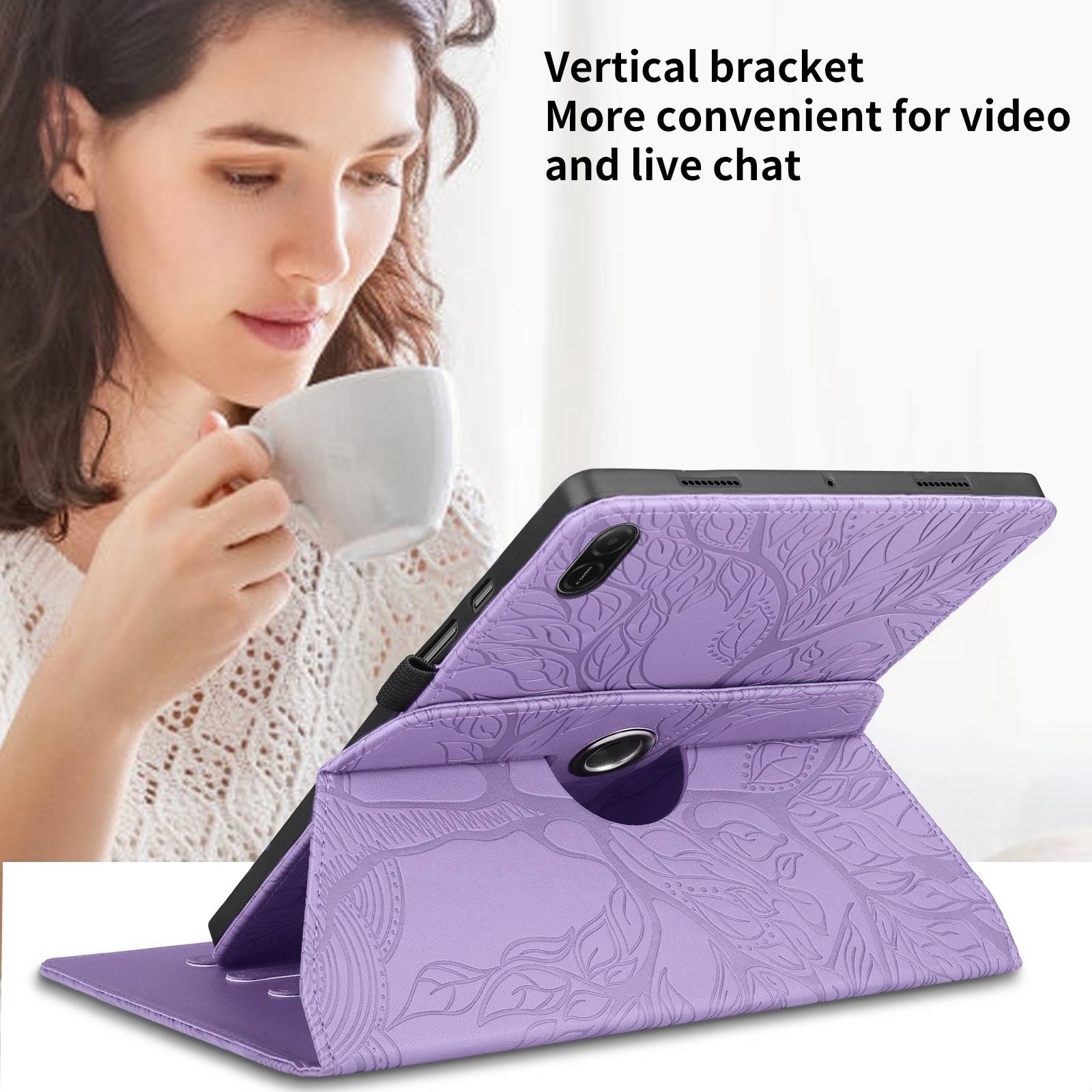 Frau, die eine weiße Tasse hält, neben einer violetten gemusterten Tablet-Schutzhülle, die in vertikaler Ständermodus für Videoanrufe und Live-Chat aufgestellt ist.