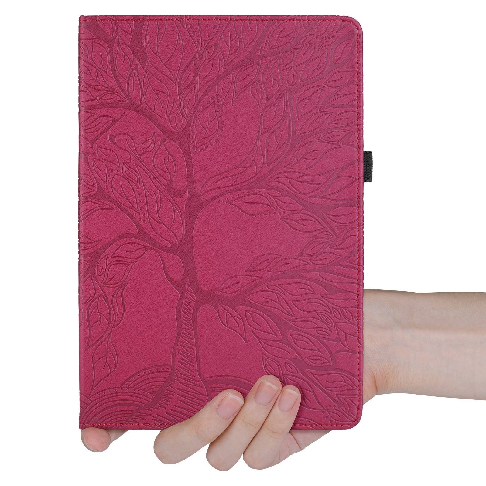 Rosa geprägte Notizbuch- oder Tablet-Hülle mit Baumdesign, in einer Hand gegen weißen Hintergrund gehalten.