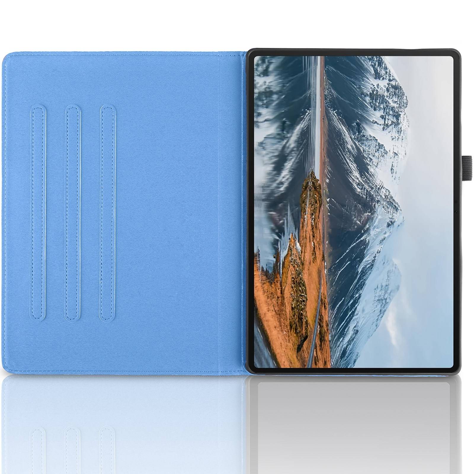 Blaue Tablet-Folio-Hülle mit geöffnetem Tablet im Querformat, das eine Berglandschaft-Hintergrundbild auf einer weißen Oberfläche zeigt.