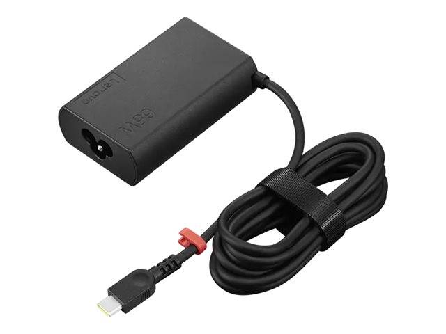 Schwarzer Stromanschlussadapter mit angeschlossenem Spiralkabel und USB-C-Anschluss, abgebildet auf weißem Hintergrund.