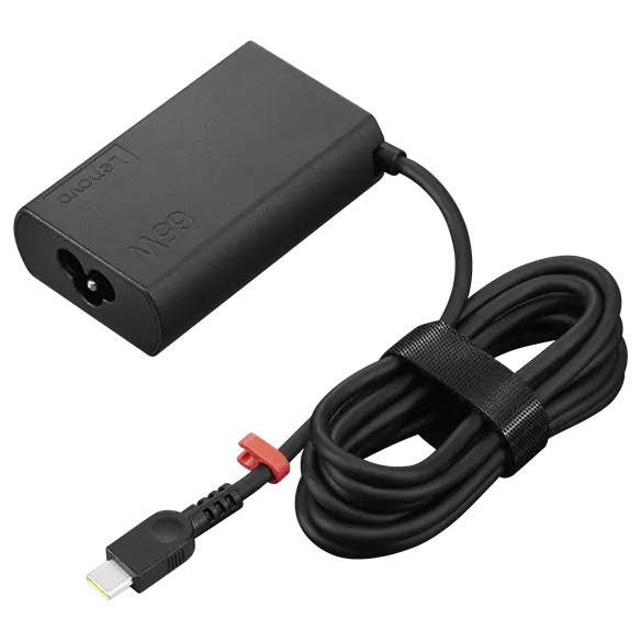Schwarzer Lenovo-Netzteil mit angeschlossenem aufgewickeltem USB-C-Kabel und rote Kabelkrawatte auf schwarzem Hintergrund.