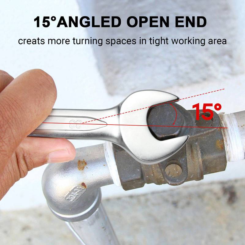 Eine Hand verwendet einen Schraubenschlüssel mit einer 15° geneigten Aufspannöffnung, um eine Mutter in einem engen Raum anzuziehen. Text lautet: „Schafft mehr Drehräume in einem beengten Arbeitsbereich.