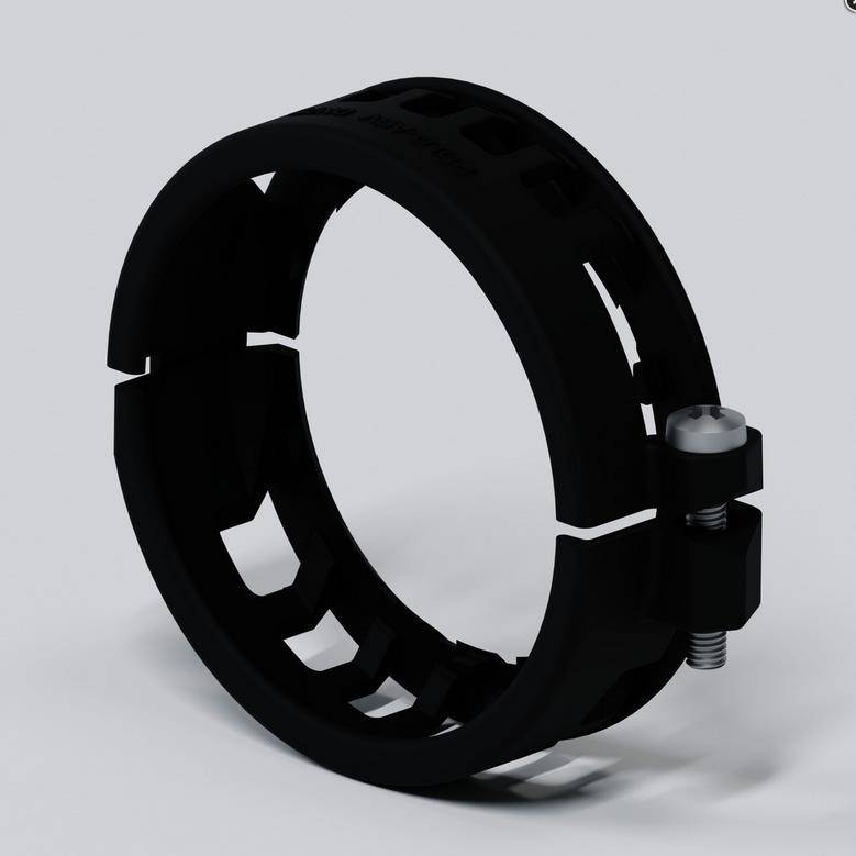Schwarze Metallschlauchschelle oder Ringhalter mit Anzugbolzen, gezeigt auf einem einfachen, hellen Hintergrund.
