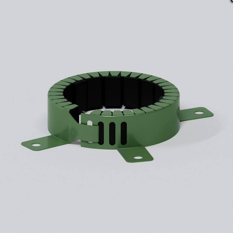 Grüne kreisförmige Metallklemme oder Gehäuse mit drei Montagelaschen auf einfachem grauem Hintergrund.