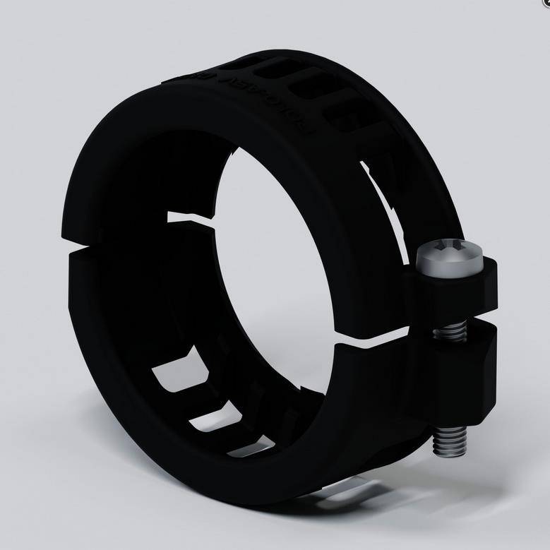 Schwarze Metallschlauchklemme mit einem schraubverspannten Verschraubungsmechanismus auf hellgrauem Hintergrund.