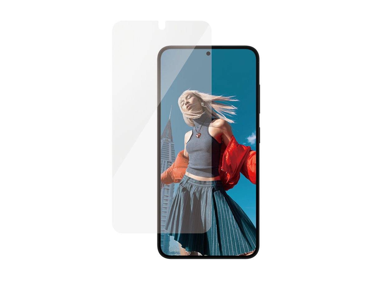 Smartphone mit transparentem Displayschutz, das eine lächelnde Person im Freien unter blauem Himmel zeigt, gekleidet in eine rote Jacke und einen blauen Rock.