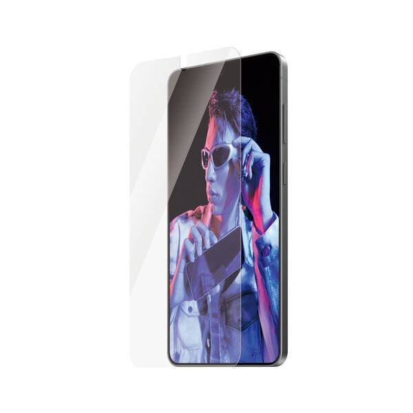 Smartphone mit einer transparenten Displayschutzfolie und ein Modephoto einer Person mit Sonnenbrille auf dem Display.
