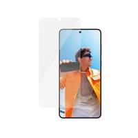 Ein Smartphone mit einer Displayschutzfolie, das eine Person zeigt, die das Telefon hält und nach oben blickt und eine orangefarbene Jacke und Sonnenbrille trägt.