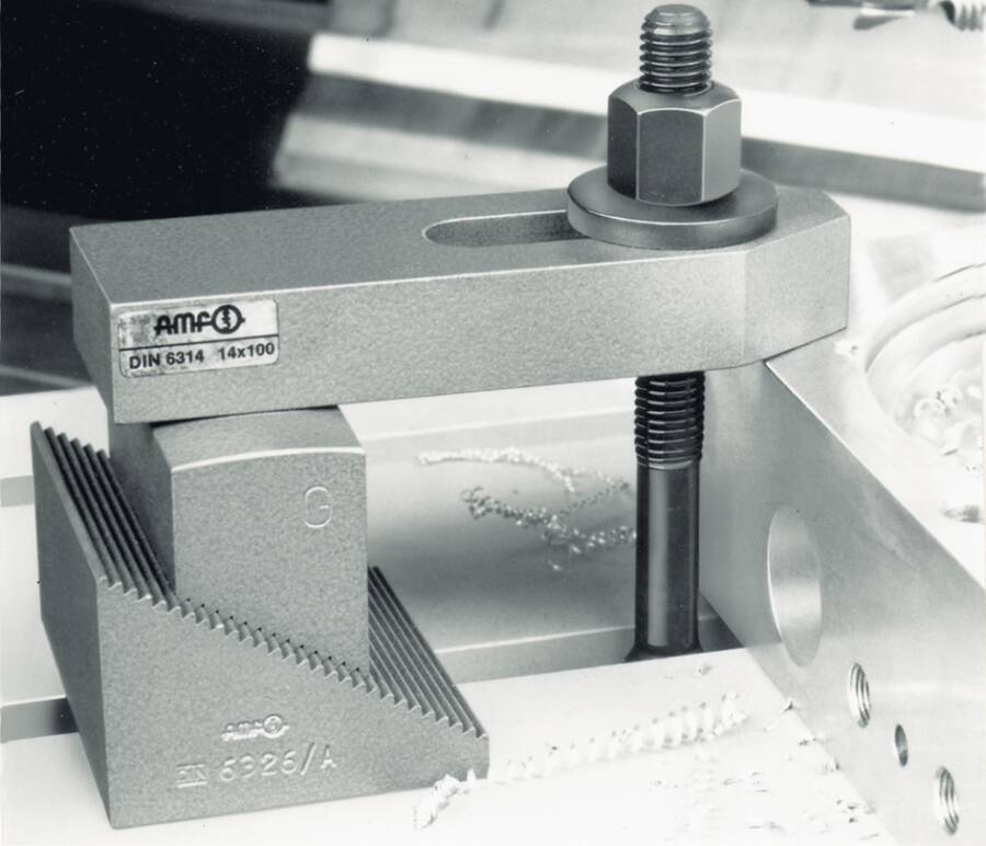Spanneisen / Spanneisen mit Treppenzähnen 70037 Schlitzbreite b1 14 mm Länge 100 mm für Schraube 12/14 M a 20 mm Breite