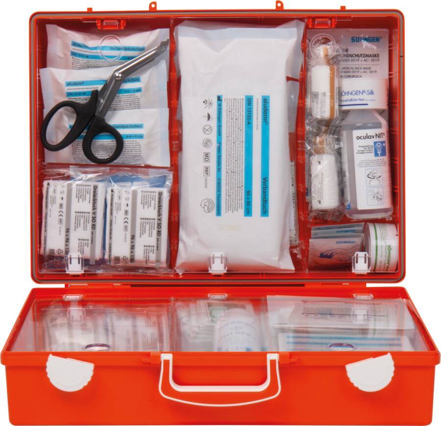 Offene rote Erste-Hilfe-Kiste mit organisierten medizinischen Materialien, einschließlich Scheren, steriler Packungen, Verbandsmaterial und Desinfektionsmitteln.