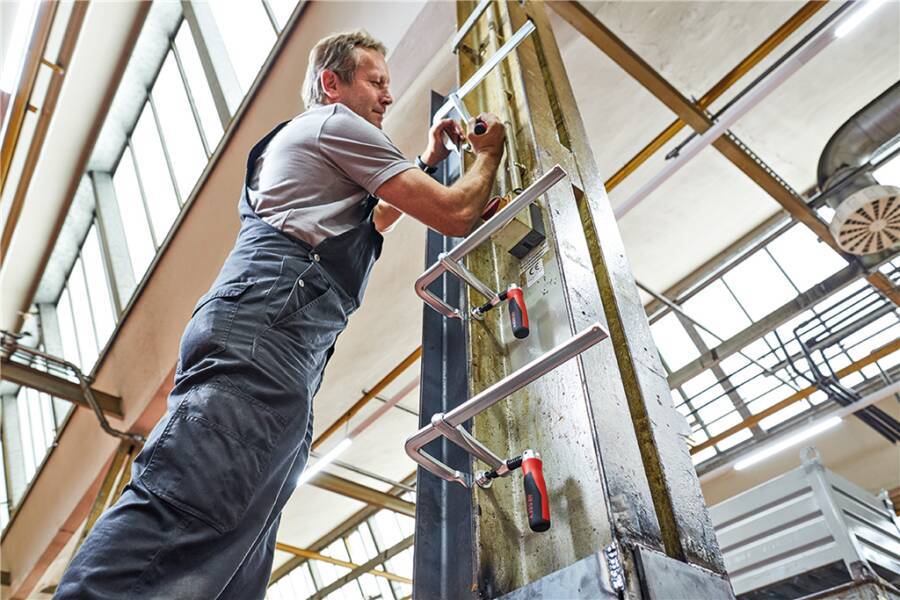 Ganzstahl‑Schraubzwinge GZ mit Klappgriff GZ60-12KG Ausführung 2K-Griff Spannweite 600 mm Ausladung 120 mm Schiene 24,5