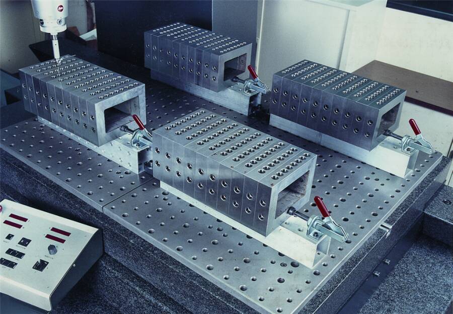 Schubstangenspanner mit kleinem Winkelfuß 94151 Größe 5 Haltekraft (F1) 4,5 kN Haltekraft (F2) 4,5 kN Höhe 129,5 mm Läng