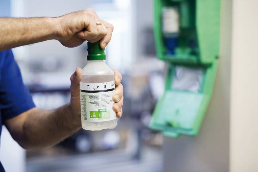 Augen-Notfallstation Wandbox 4789 Inhalt 1x 200 ml pH Neutral und 1x 500 ml Augenspüllösung Einsatz besonders an Arbeits