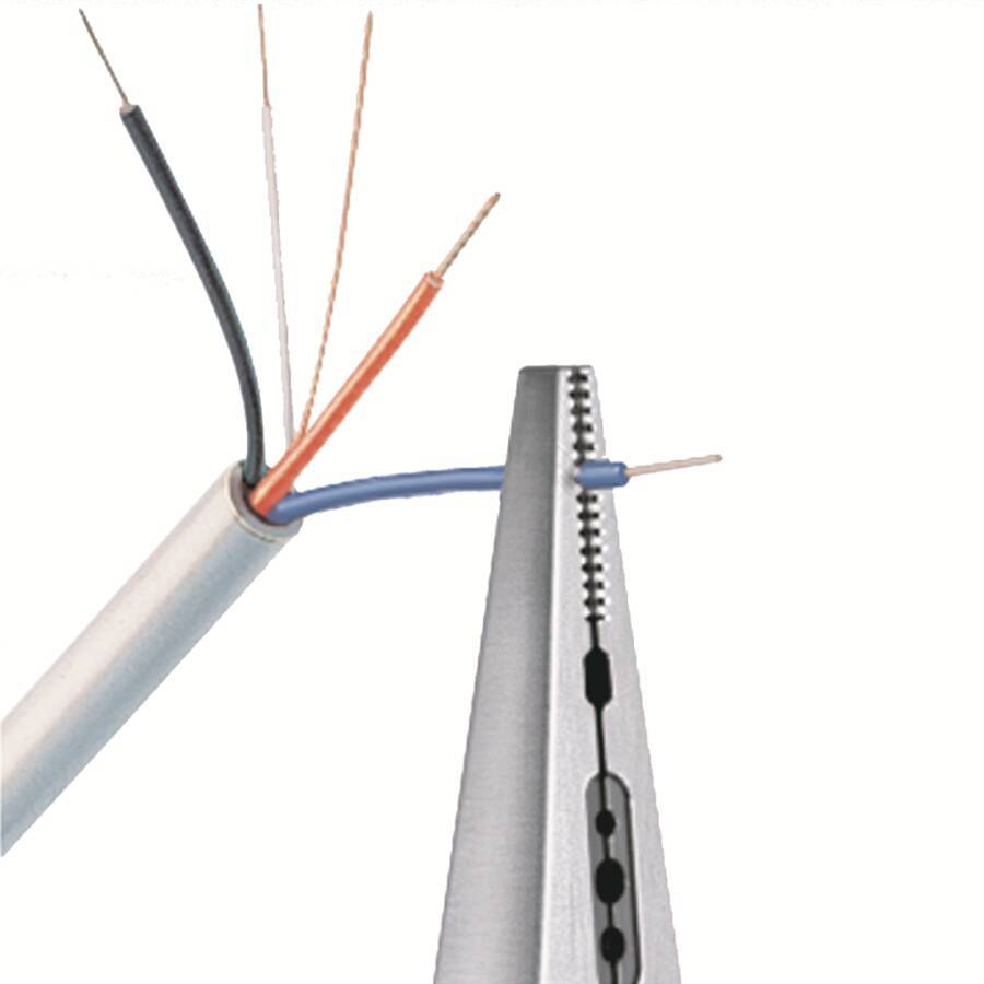 Nahaufnahme eines abisolierten mehraderigen Elektrokabels mit farbigen Drähten und einem blauen Draht, der in ein Crimpwerkzeug oder einen Stecker eingeführt ist.