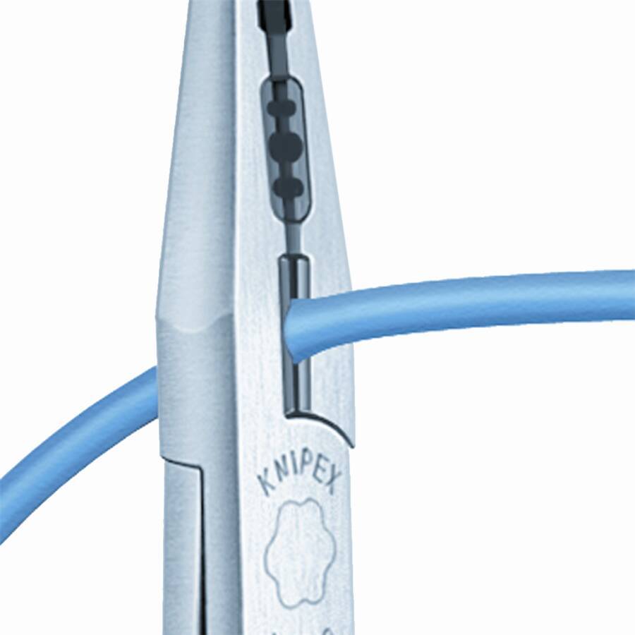 Großaufnahme einer Knipex-Zange, die ein blau isoliertes Kabel vor weißem Hintergrund greift.