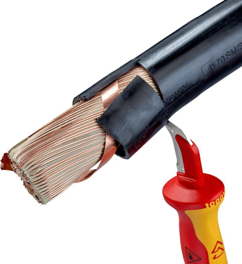 Nahaufnahme eines beschädigten Elektrokabels mit freigelegten Kupferdrähten und einem rot-gelben Universalmesser daneben auf weißem Hintergrund.