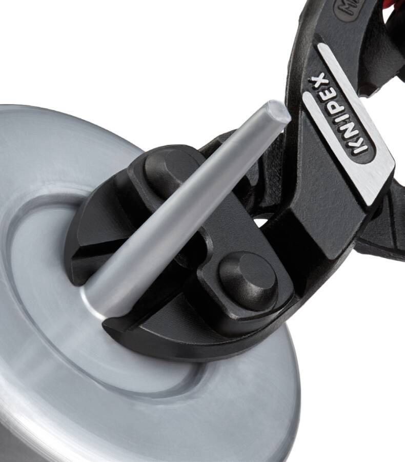 Nahaufnahme eines in einer Klemme befestigten Knipex-Abisolier- oder Schneidwerkzeugs an einem Metallkabelende oder einer Metallstange vor weißem Hintergrund.