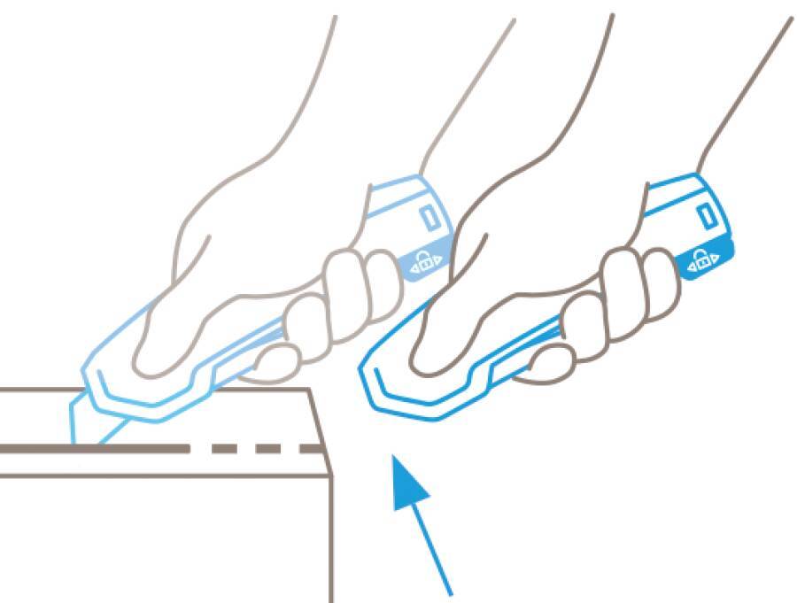 Illustration einer Hand, die einen blauen Abreißriegel oder Sicherheitsschlüssel in einen Schlitz auf einer Schachtel oder einem Gerät einsetzt, mit einem Pfeil, der die Einsertionsrichtung anzeigt.