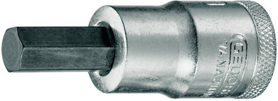 Nahaufnahme eines Steckschlüssel-Bitadapters mit quadratischem Antriebsende und gerilltem silbernem Metallkörper auf weißem Hintergrund.
