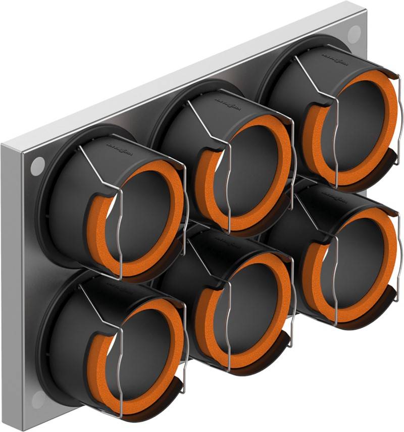 Sechs kreisförmige schwarz-orange Getränkehalter, die in zwei Reihen auf einem Metallgestell montiert sind.