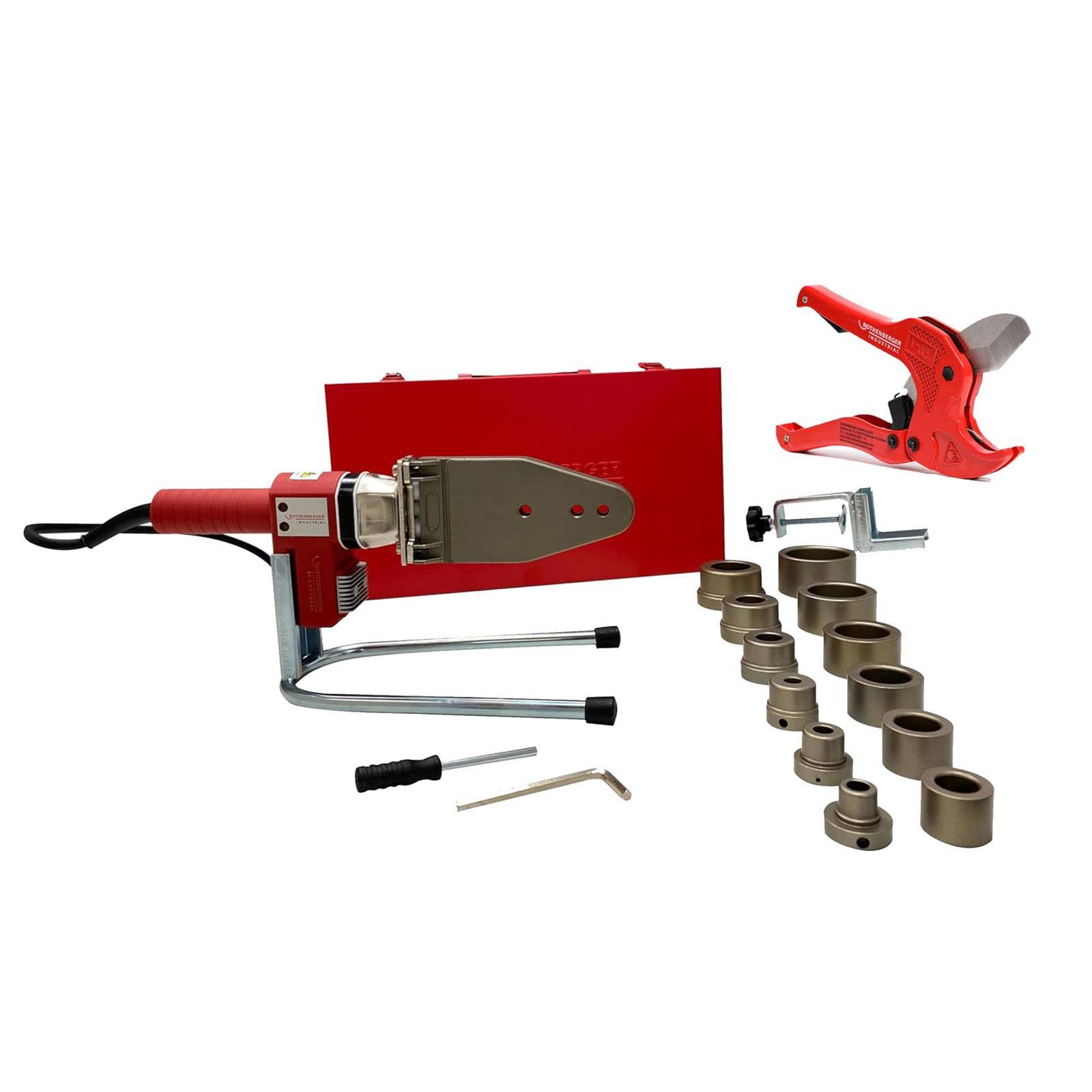 Ein rotes Kunststoffschweißgerät-Set mit einem Schweißgerät, verschiedenen Düsenaufsätzen, einem Rohrabschneider und Werkzeugen, vor einem roten Koffer angeordnet.