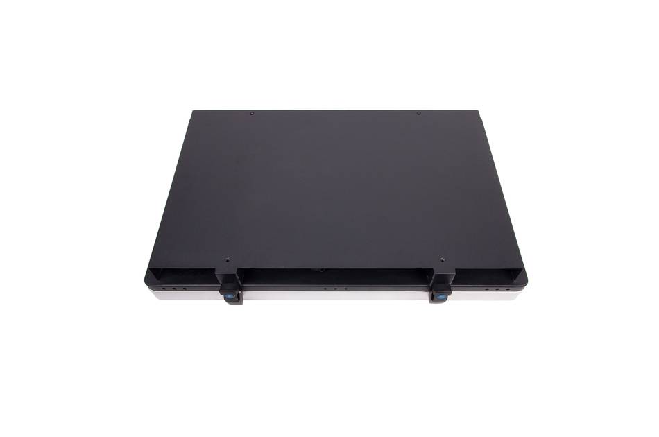 Geschlossener schwarzer Laptop von oben betrachtet, zentriert auf weißem Hintergrund, mit sichtbarem vorderen Rand und Anschlüssen.