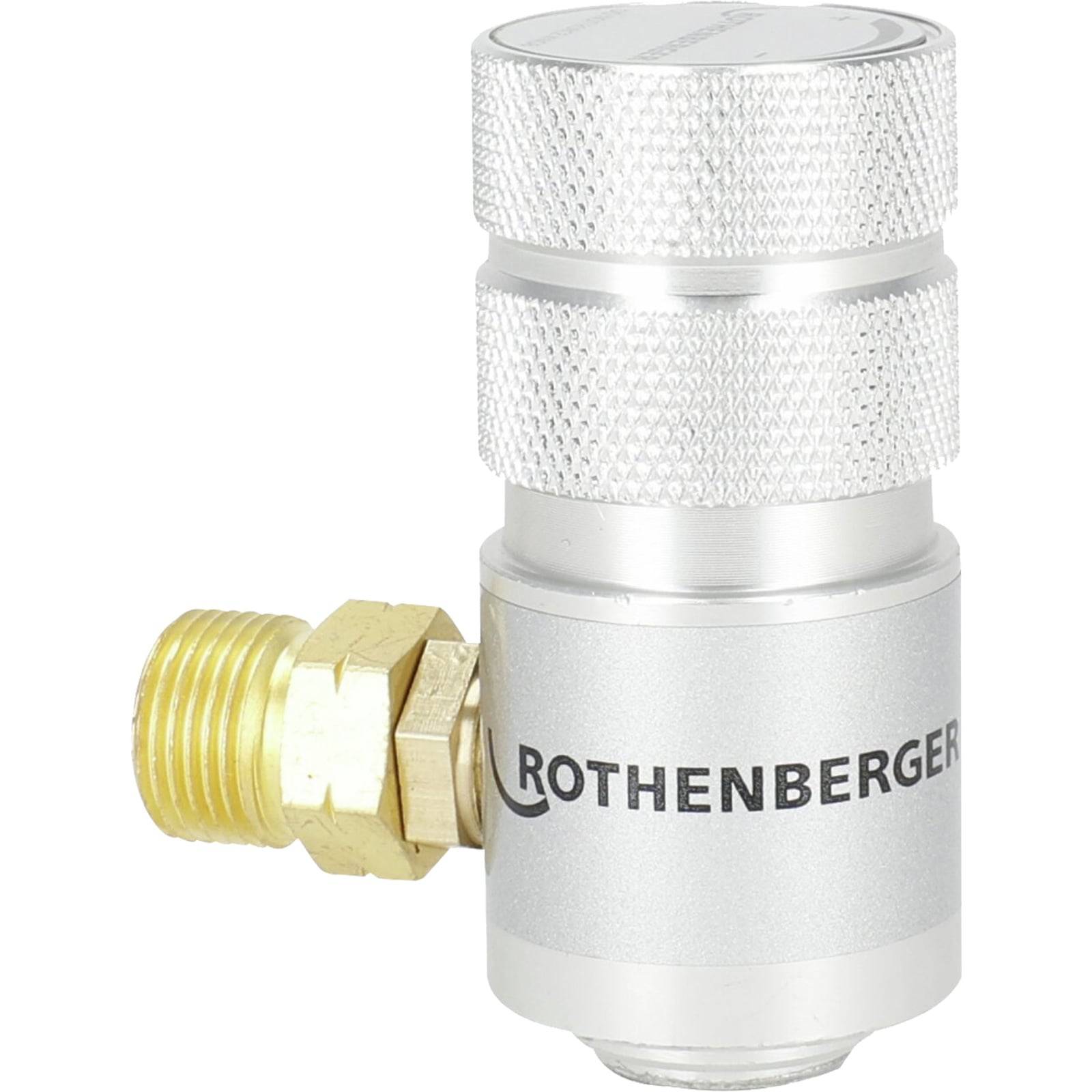 Rothenberger-Werkzeug mit Messingpassung und Silberfinish, höchstwahrscheinlich ein Klempner- oder HVAC-Verbindungsstück, vor weißem Hintergrund.