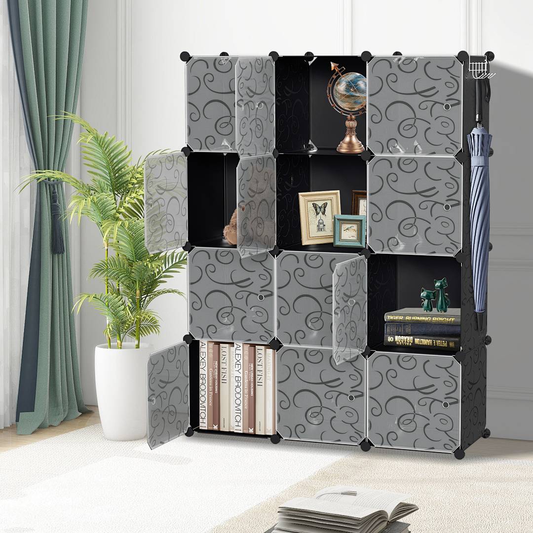 Modulares Würfel-Aufbewahrungsregal mit gemusterten Schrankdüren und offenen Fächern, in denen Bücher, Rahmenfotos, ein Globus und Dekorationselemente in einem Wohnzimmer aufbewahrt sind.