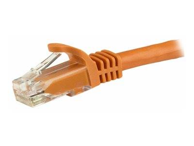 Ein oranges Ethernet-Kabel mit einem durchsichtigen Kunststoffstecker an einem Ende, das für Netzwerk- und Internetverbindungen verwendet wird.