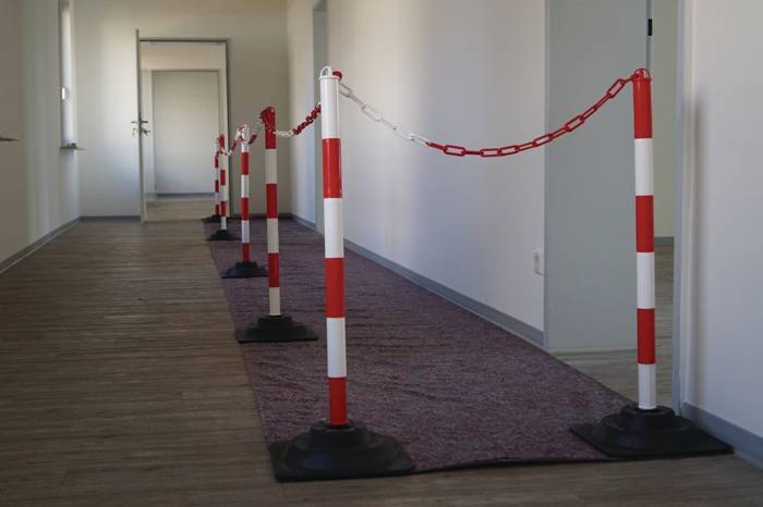 Sperrpfosten PE/PVC rot/weiß D.40mm z.Aufstellen Pfostenkopf m.4 Kettenaufnahmen