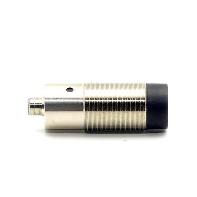 Zylindrischer Metallgewindesensor oder -aktor mit seitlichem Befestigungsloch und schwarzer Endkappe auf weißem Hintergrund.