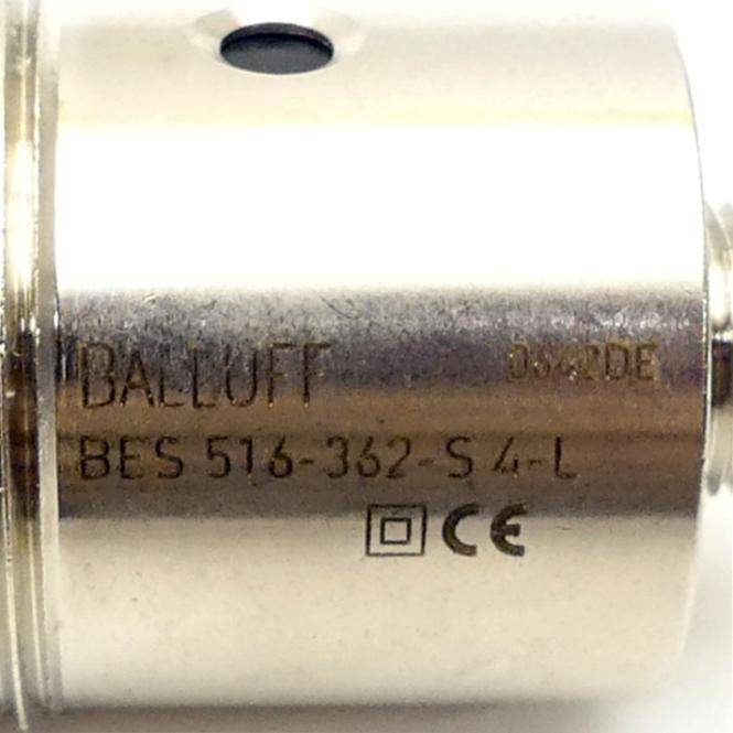 Nahaufnahme eines Balluff BCS 516-362 S4L Zylindersensors mit sichtbaren Modellbezeichnungen und CE-Zertifizierung.