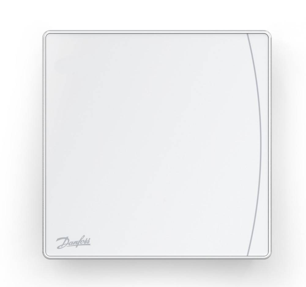 Weißes quadratisches Danfoss-Wandcontrollpanel oder Thermostat mit glatter Vorderseite und gekrümmtem Akzent an der rechten Kante auf weißem Hintergrund