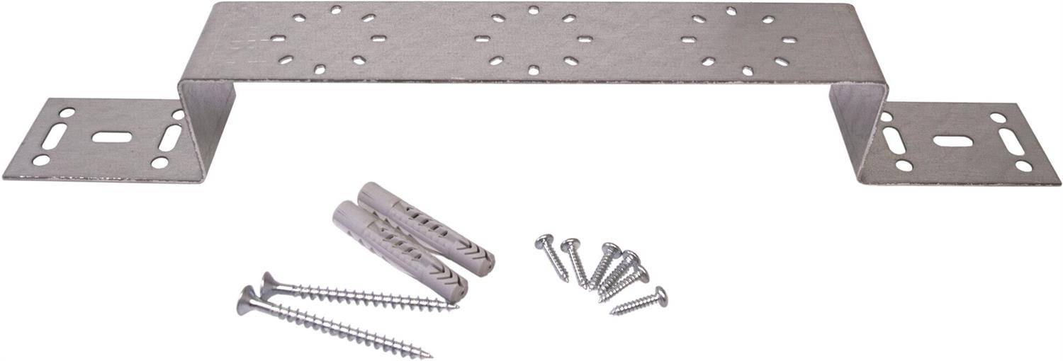 Metallmontageklammer mit perforierter Mitteplatte, Seitenlaschen, Wandverankerungen und Schrauben auf weißem Hintergrund.