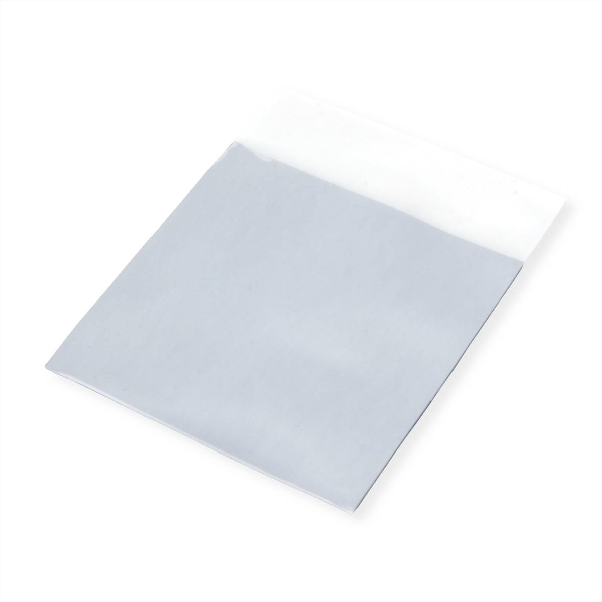 Ein silberfarbenes metallisches Blech mit glänzender Oberfläche, flach liegend mit einer weißen Kante oben, verwendet als Schutzabdeckung oder Verpackungsmaterial.