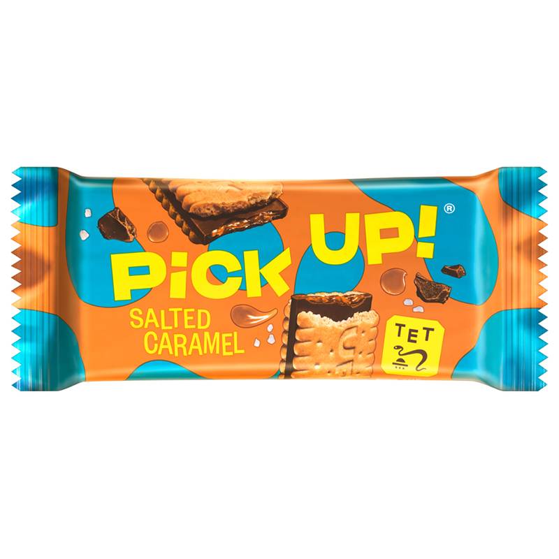 Eine orange und petrolblaue Verpackung für 'Pick Up! Salted Caramel' mit einem Bild eines Karamell-Kekses, kleinen Karamellstückchen und Salzillustrationen.