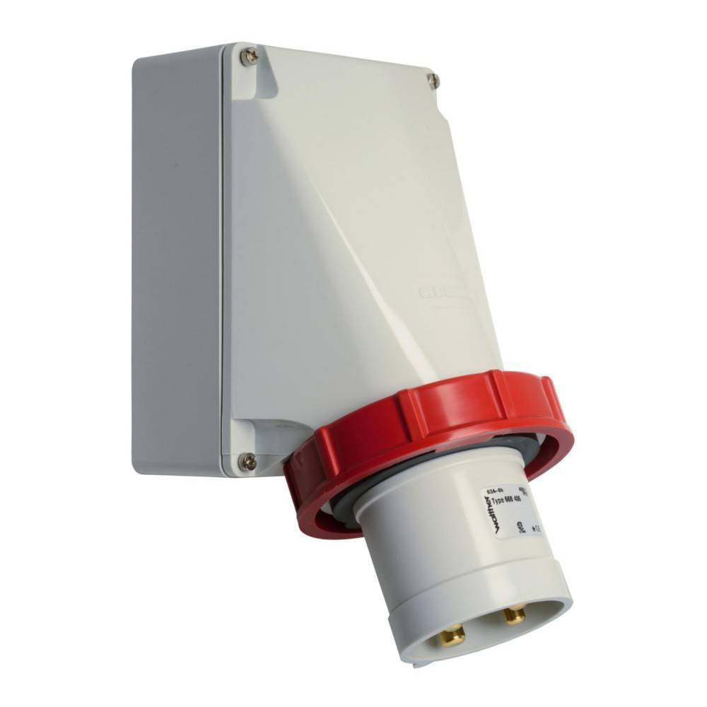 Eine rote und weiße industrielle elektrische Steckdose, die auf einer weißen Box montiert ist, wird vor einem einfarbigen Hintergrund gezeigt.