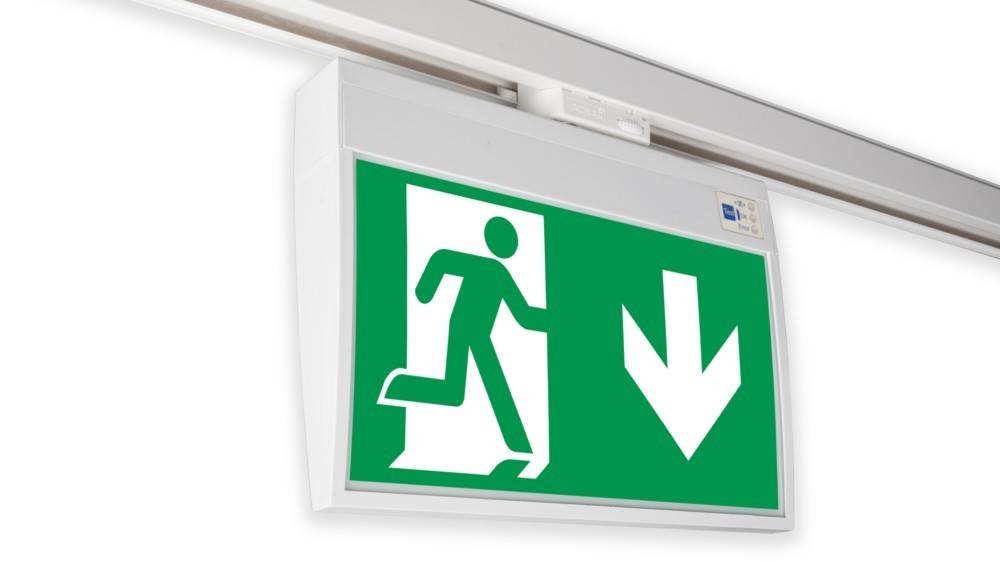 Notausgangsschild mit einer laufenden Figur und einem nach unten weisenden Pfeil, der die Richtung zum Ausgang anzeigt.