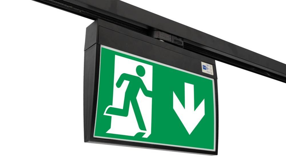 Notausgang-Schild mit einer laufenden Figur und einem nach unten weisenden Pfeil, der die Richtung zum nächstgelegenen Ausgang anzeigt.