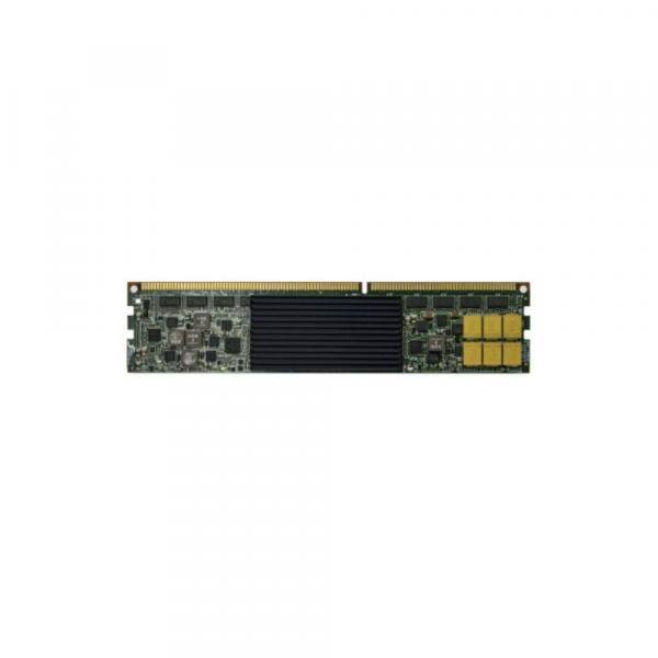 Eine Nahaufnahme eines Computerspeichermoduls mit mehreren Chips und einem schwarzen Wärmeverteiler, das zur Erhöhung der Speicherkapazität des Computers verwendet wird.